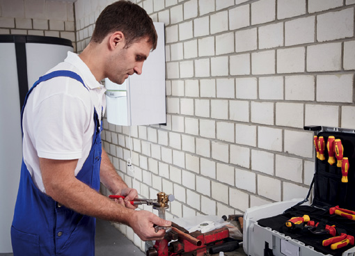 Heizungstechniker bei fachgerechter Installation