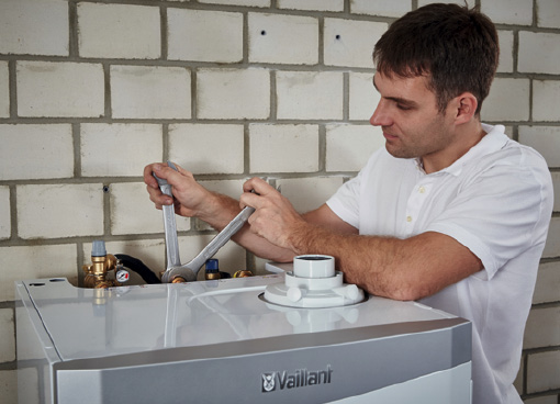 Vaillant Techniker bei Wartung und Service
